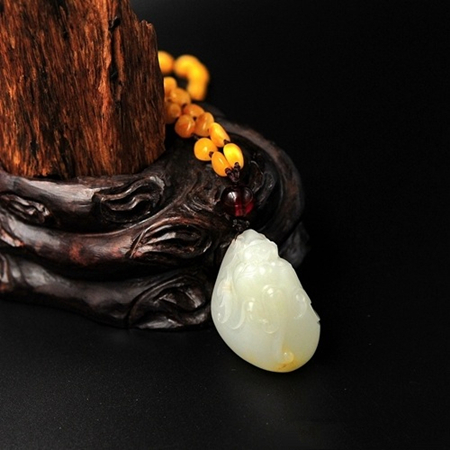 YQ1414-YW_a和田籽玉精雕“辟邪”挂件 20000 吴款.jpg