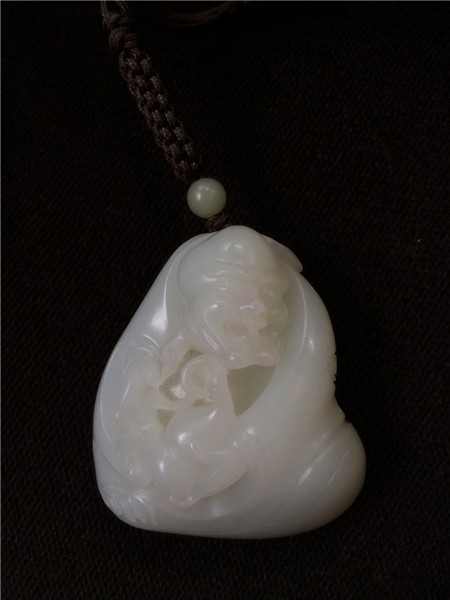 YQ1772-YW_c和田籽玉精雕“罗汉”手把件116000 附证.jpg