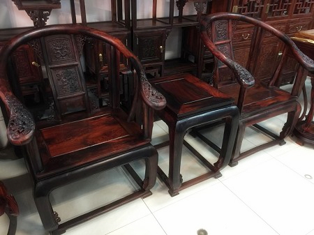 RF0836_a大红酸枝雕花皇宫圈椅35000.jpg