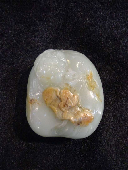 YQ0985 和田籽玉原皮俏色精雕“荷塘夜色”20000 附证.jpg