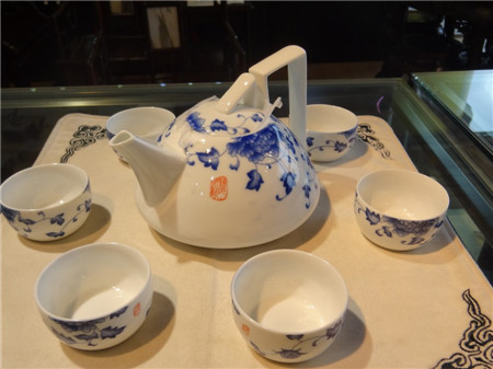 BL0621_a青花“国色天香”圆锥壶茶具500 附盒.jpg