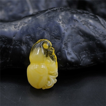HP1588_a天然蜜蜡精雕“福禄双全”挂件3500.jpg