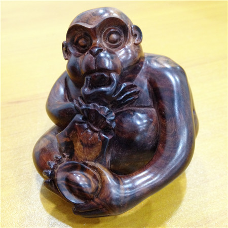 QT3741_2海南黄花梨名家精雕“猴儿献宝”手件.jpg