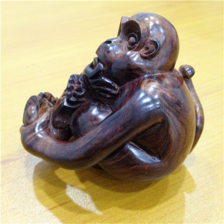 QT3741_3海南黄花梨名家精雕“猴儿献宝”手件.jpg